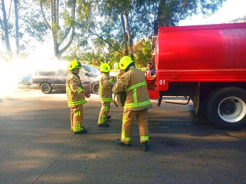 Solo daños materiales dejó incendio de camioneta en la capital