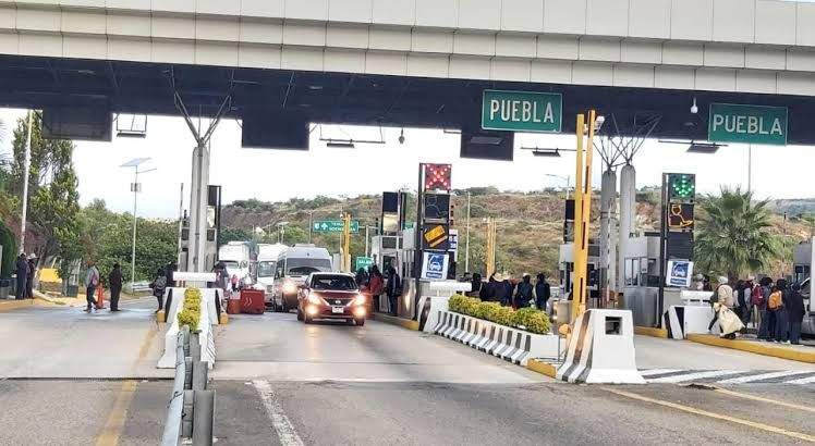 Toman manifestantes la Caseta de Peaje de Huitzo