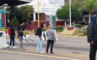 Toman normalistas la Caseta de Huitzo; GN solo mira