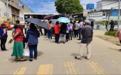 Por obras, vecinos y padres de familias bloquean carretera en Atzompa