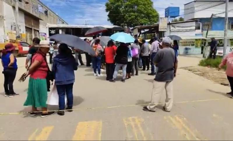 Por obras, vecinos y padres de familias bloquean carretera en Atzompa