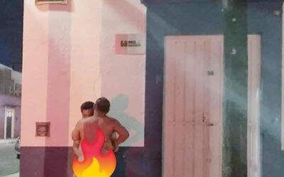 Captan a dos hombres dándose cariño en calles de la capital