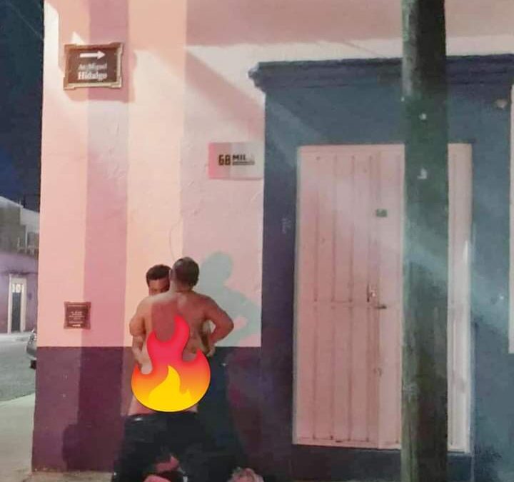 Captan a dos hombres dándose cariño en calles de la capital