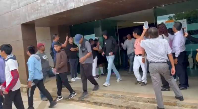 Ya están libres los normalistas detenidos por la mañana en Oaxaca