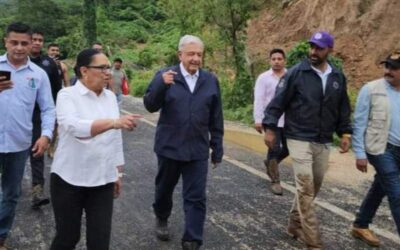 A pie, AMLO y funcionarios cruzan zona de derrumbes para llegar a Acapulco