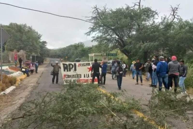 activa-api-bloqueos-en-oaxaca-exigen-atencion-a-demandas-sociales