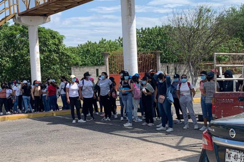 alumnos-de-la-enufi-bloquean-carretera-de-acceso-a-ciudad-ixtepec
