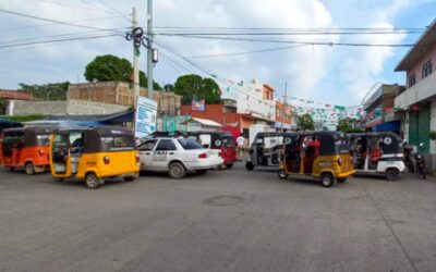 Bloqueo de mototaxistas genera intenso caos vial en el centro de Juchitán