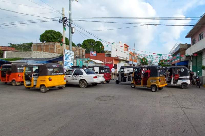 bloqueo-de-mototaxistas-genera-intenso-caos-vial-en-el-centro-de-juchitan