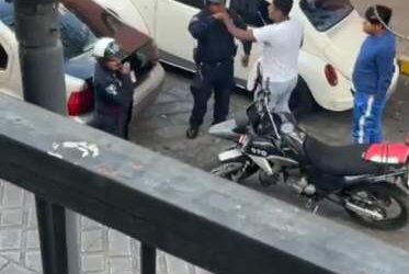 Burócratas sobajan y golpean a policías viales de la ciudad de Oaxaca