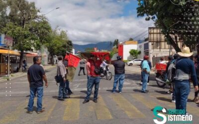 Con bloqueos y toma de oficinas, exige MULT maestros para la zona triqui