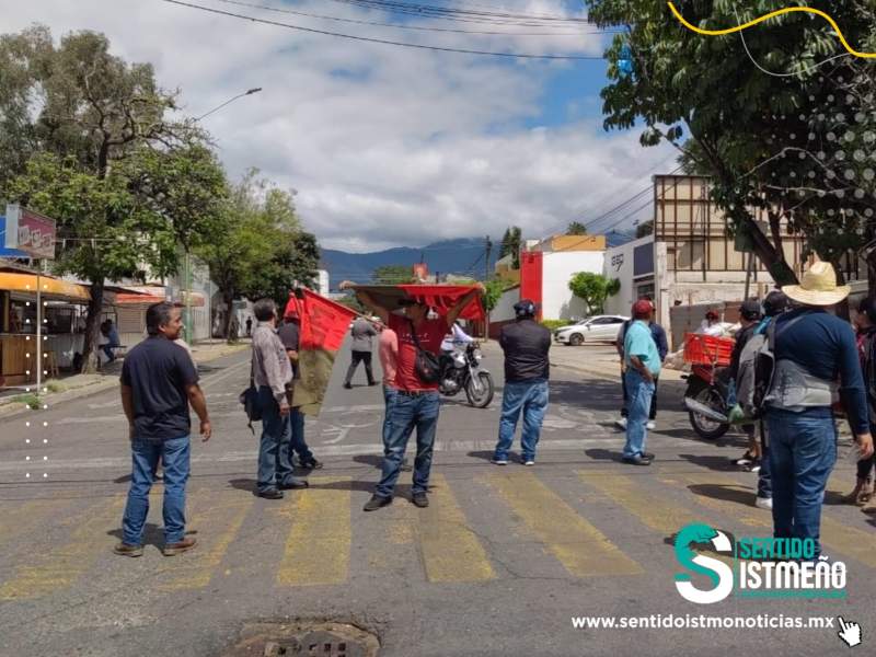 con-bloqueos-y-toma-de-oficinas-exige-mult-maestros-para-la-zona-triqui