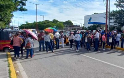 Con un bloqueo en el Canal 33, exige S-22 la liberación de profesor detenido