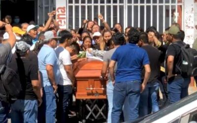 Entre música y porras, dan último adiós a Raciel Cabrera en Tehuantepec; restos serán enterrados en Pochutla