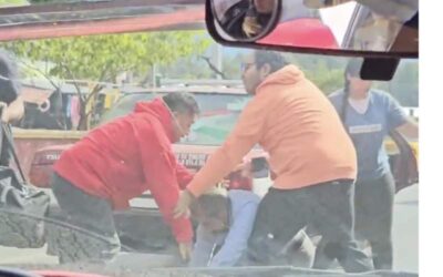 Graban a sujeto propinando golpiza a otro hombre, tras aparente percance vial sobre la carretera federal 190, a la altura de Ixcotel