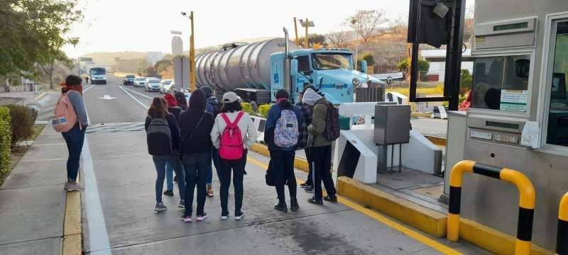 Llegan normalistas a la Caseta de Huitzo