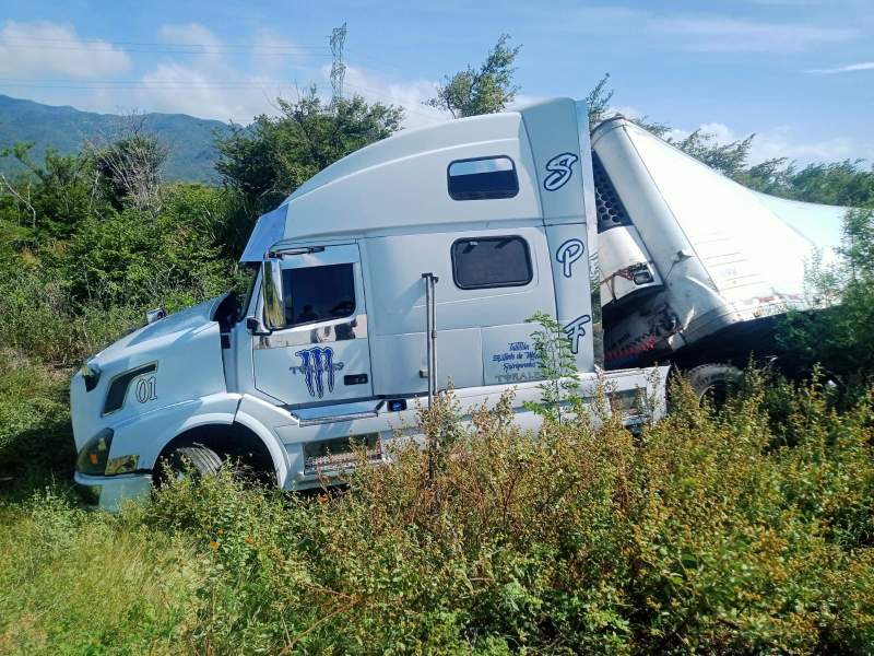 mototaxisas-aprovechan-volcadura-de-trailer-cargado-de-platano-para-saquearlo