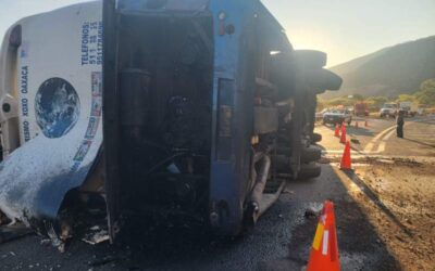 Preliminar: 18 muertos y 27 lesionados deja volcadura de autobús en carretera Oaxaca-Puebla