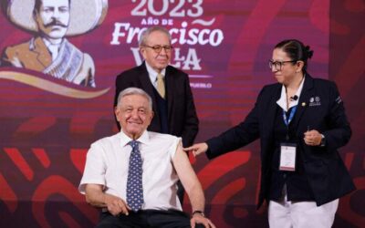Presidente recibe dosis contra influenza estacional y COVID-19; llama a la población vulnerable a vacunarse