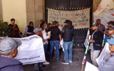 Protestan organizaciones sociales en Palacio de Gobierno de Oaxaca