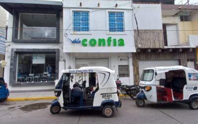 Se manifiestan mototaxistas en financiera de Juchitán, apoyan a trabajadora despedida