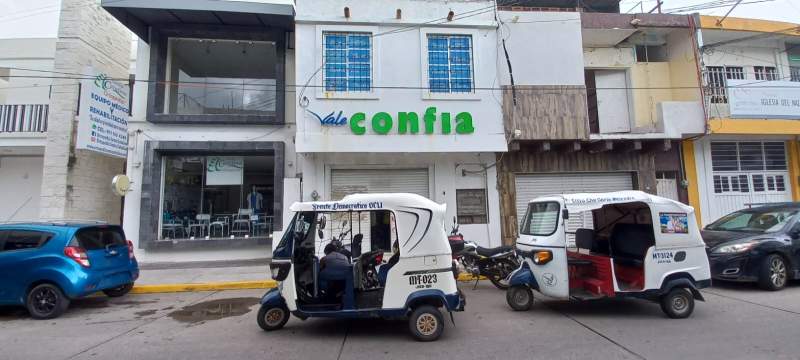 se-manifiestan-mototaxistas-en-financiera-de-juchitan-apoyan-a-trabajadora-despedida