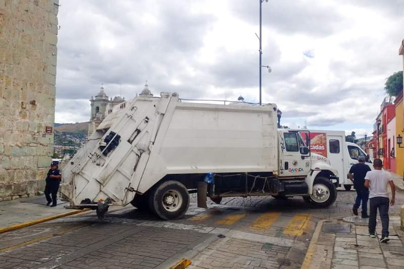 Se movilizan trabajadores de limpia en la capital oaxaqueña