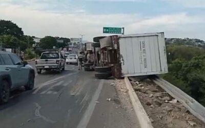 Trailer vuelca en carretera del Istmo