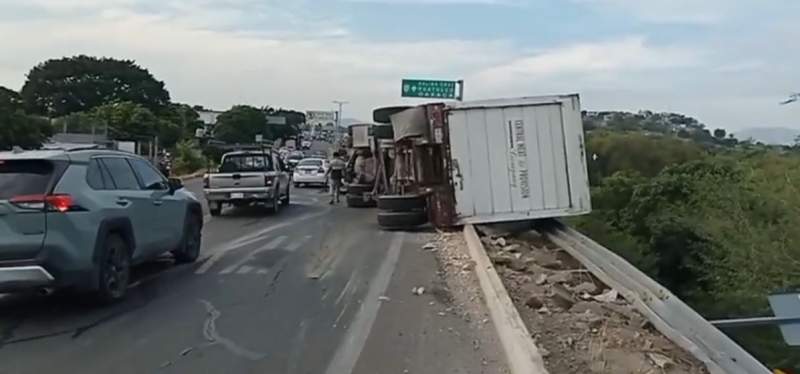 trailer-vuelca-en-carretera-del-istmo