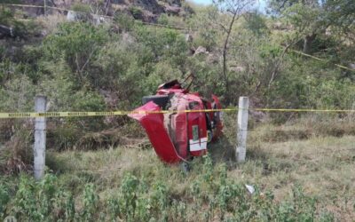 Un muerto deja volcadura en el libramiento a El Tule