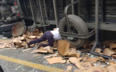 Vuelca camión cargado de cerveza en la Costa, se registra rapiña