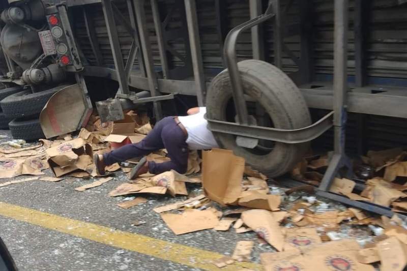 vuelca-camion-cargado-de-cerveza-en-la-costa-se-registra-rapina