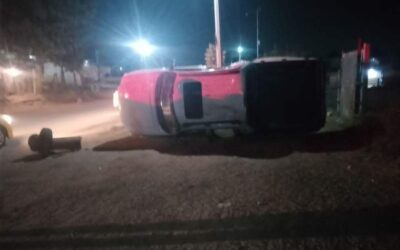 Vuelca camioneta en Xoxocotlán, hay sólo daños materiales