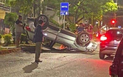 Vuelca un automóvil en la Colonia Reforma; se reportó una persona lesionada