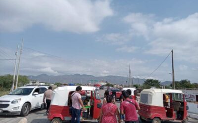 Bloquean padres de familia carreteras federales en La Ventosa