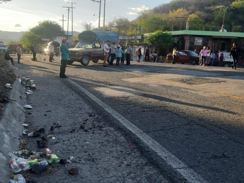 Cierran paso a la altura de Tequisistlán en el Istmo