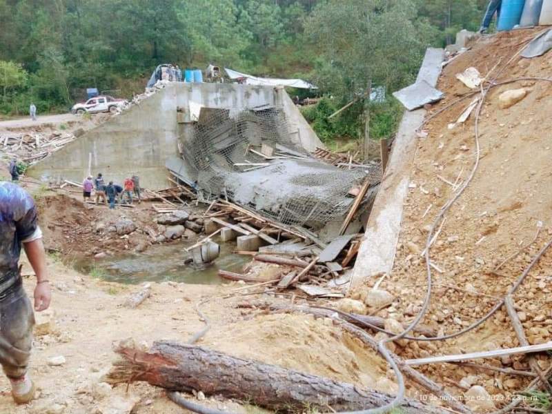 Colapsa un Puente en construcción en Oaxaca; hay cuatro heridos