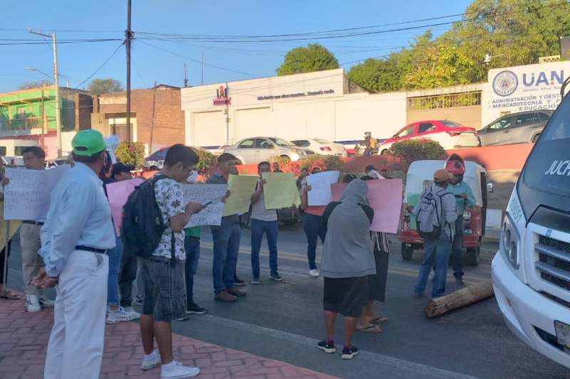 Con bloqueo, padres de familias piden la salida de la Sección 22 de la CONAFE en Tehuantepec