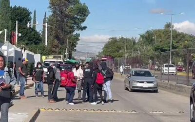 Manifestantes agreden a palos y puñetazos a policía de Ciudad Administrativa
