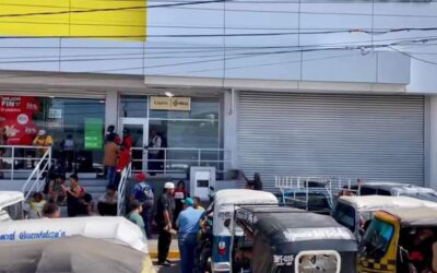 Mototaxistas se manifiestan en sucursales de la tienda Elektra, en Juchitán