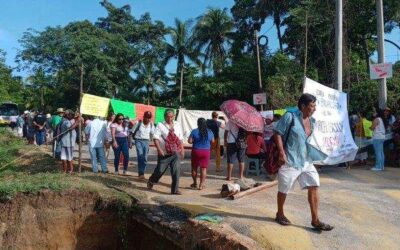 Padres de familia cierran paso sobre la carretera en la Costa de Oaxaca