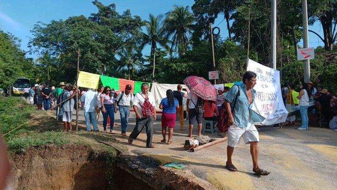 Padres de familia cierran paso sobre la carretera en la Costa de Oaxaca