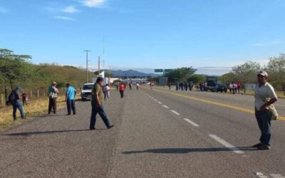 Pobladores de Santiago Laollaga activan bloqueos en el Istmo