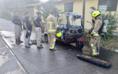 Por falla mecánica, se incendia mototaxi en Juchitán