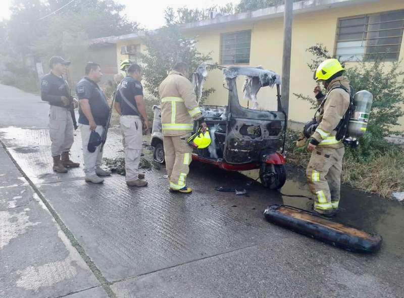 Por falla mecánica, se incendia mototaxi en Juchitán