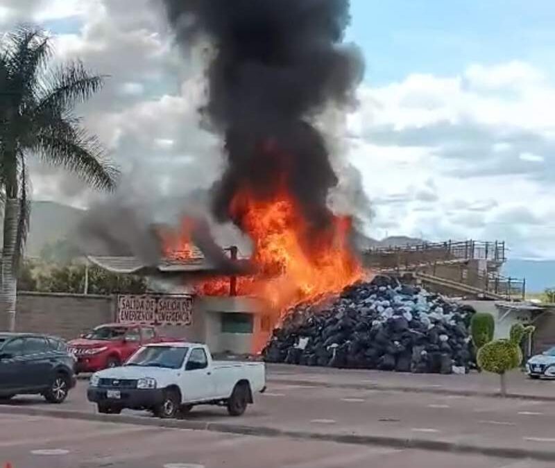 Reportan incendio al interior de Ciudad Administrativa