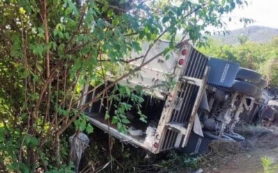 Saquean trailer en San Pedro Huamelula tras accidente