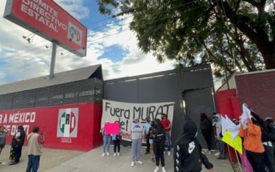 Se manifiestan en el PRI Oaxaca; exigen a José Murat sacar las manos del partido