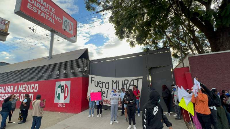 Se manifiestan en el PRI Oaxaca; exigen a José Murat sacar las manos del partido