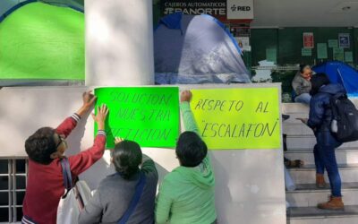 Se manifiestan trabajadores de Salud en oficinas de los SSO en calles de violetas
